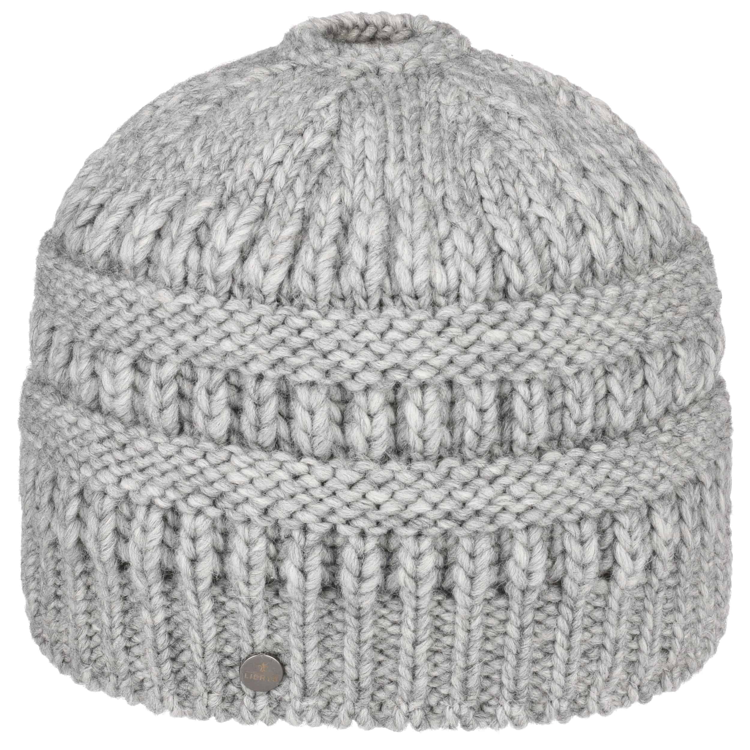 knit hat with ponytail hole